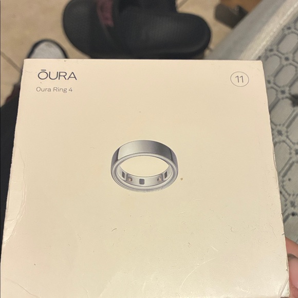 Oura Ring 4 in Shiny Silver